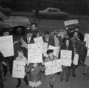 Members of the Yiddish group Yugntruf (Youth for Yiddish) picket the editorial offices of New York Yiddish newspapers against lax standards in spelling and usage, East Broadway, New York City, April 1970. (3rd from left) Dr. Mordkhe Schaechter; (4th from left) Khane Kliger; (near center) Rakhmiel Peltz. Front row from left to right: Binyumin Schaechter, Eydl Schaechter Resnick, and Avreml Fishman.